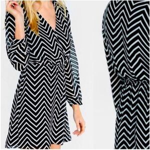 Express Black & White Chevron Sheer Sleeve Lined V-Neck Wrap Dress. XS. NEW.